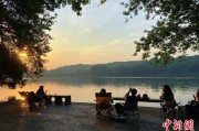丽江“移动卧室”重塑旅行方式 “Z世代”爱上车轮上的家