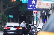 丽江台当局这个单位的公车，给了狗了