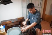 丽江成都“90后”小伙“十年磨一剑”：从爱好者到守艺人 传播中国文化